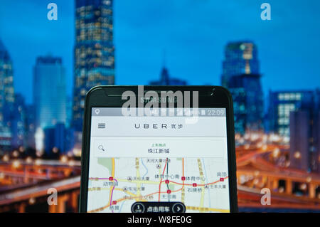 ---- Ein Mann mit dem Taxi - hageln app Uber auf seinem Smartphone in Guangzhou City, South China Guangdong, 28. Oktober 2015. Uber und seinen chinesischen Riv Stockfoto