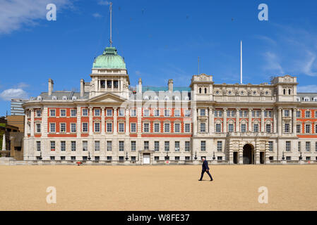 London, England, UK. Unternehmer wenige acros Horse Guards Parade, Blick nach Norden zu den Alten Admiralty Building Stockfoto