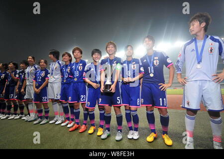 Japanische Spieler pose mit der Champion Trophy nach dem Sieg über Nordkorea im Finale der AFC U-19-Frauen-WM 2015 in Nanjing/CIT Stockfoto