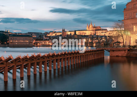 St. Vitus Kathedrale mit der Charles Brücke an den Sonnenuntergang und Prag bei Nacht. Stockfoto