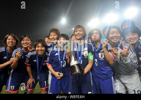 Japanische Spieler pose mit der Champion Trophy nach dem Sieg über Nordkorea im Finale der AFC U-19-Frauen-WM 2015 in Nanjing/CIT Stockfoto