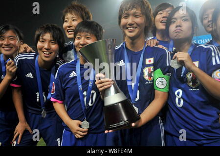 Japanische Spieler pose mit der Champion Trophy nach dem Sieg über Nordkorea im Finale der AFC U-19-Frauen-WM 2015 in Nanjing/CIT Stockfoto