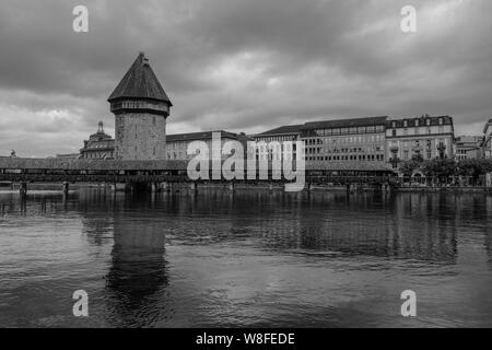 Aussicht auf Kapellbrücke und dem Wasserturm in Luzern in Schwarz und Weiß, Schweiz Stockfoto