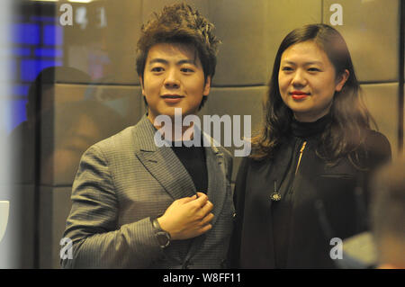 Chinesische Pianist Lang Lang, Links, stellt bei einer Werbeveranstaltung für Hublot Uhren in Shenyang City, im Nordosten der chinesischen Provinz Liaoning, 29. Januar 201 Stockfoto