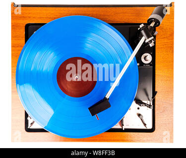 Vintage Plattenspieler mit blauem Vinyl isoliert auf Weiss. Sockel aus Holz. Retro Audio Equipment. Stockfoto