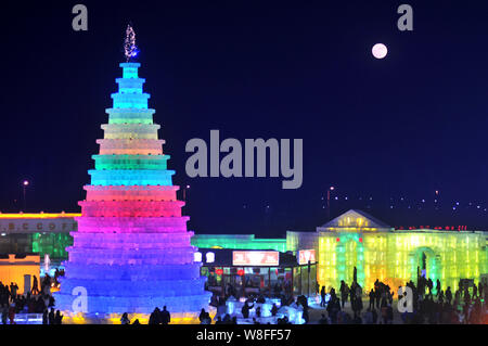 Nachtansicht von eisskulpturen am 31 Harbin International Eis und Schnee Festival in der Stadt Harbin, im Nordosten der chinesischen Provinz Heilongjiang, die zum 5. Januar Stockfoto