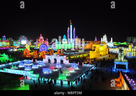 Nachtansicht von eisskulpturen am 31 Harbin International Eis und Schnee Festival in der Stadt Harbin, im Nordosten der chinesischen Provinz Heilongjiang, die zum 5. Januar Stockfoto