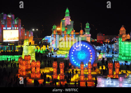 Nachtansicht von eisskulpturen am 31 Harbin International Eis und Schnee Festival in der Stadt Harbin, im Nordosten der chinesischen Provinz Heilongjiang, die zum 5. Januar Stockfoto