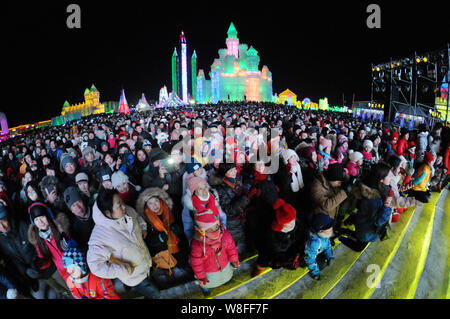 Touristen die Masse, die am 31. Harbin International Eis und Schnee Festival in der Stadt Harbin, im Nordosten der chinesischen Provinz Heilongjiang, 5. Januar 2015. Die 3. Stockfoto