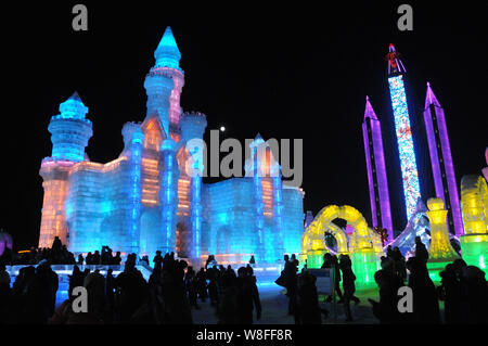 Touristen betrachten Eisskulpturen am 31 Harbin International Eis und Schnee Festival in der Stadt Harbin, im Nordosten der chinesischen Provinz Heilongjiang, 5 Janu Stockfoto