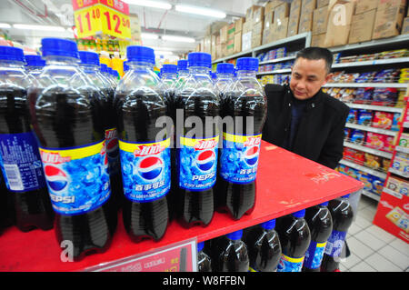 ---- Ein Kunde Geschäfte für Pepsi Cola von PepsiCo in einem Supermarkt in Shanghai, China, 28. Februar 2014. Heute, PepsiCo Region China (Pepsi Stockfoto