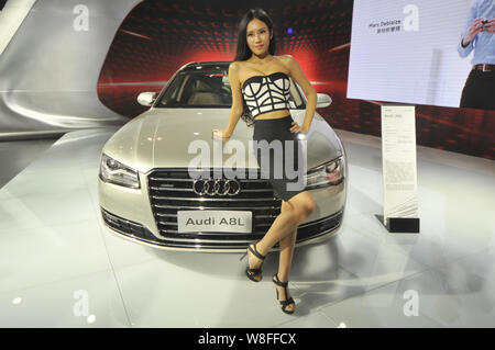 ---- Ein Modell stellt mit einem Audi A8 L bei einem Automobil Ausstellung in Shenyang City, im Nordosten der chinesischen Provinz Liaoning, 2. Mai 2015. Die Audi AG Stockfoto