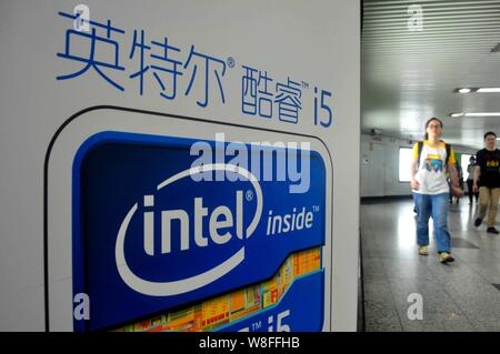 ---- Fußgänger vorbei an einer Werbung für Intel Core i5 an der U-Bahnstation in Shanghai, China, 25. Mai 2013. Obwohl Intel ist der weltweit ¯ s l Stockfoto