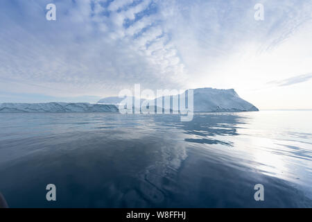 Natur und Landschaften von Grönland oder der Antarktis. Reisen auf dem Schiff unter Ices. Studium der ein Phänomen der globalen Erwärmung Ices und Eisberge. Stockfoto