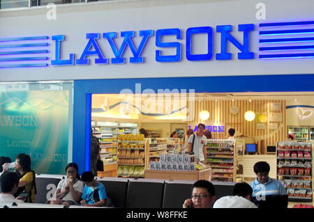 ------ Chinesische Kunden Einkaufen in einem Supermarkt von Lawson in Shanghai, China, 20. Juli 2013. Es kann sich wie es einem Convenience Store auf e Stockfoto