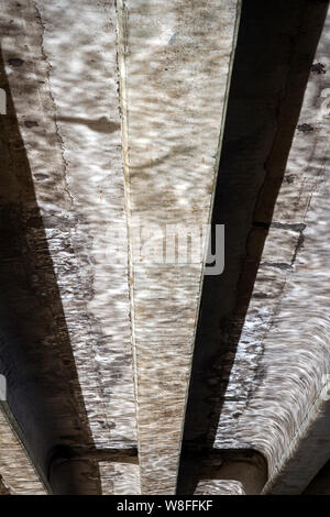 Lichtreflexe auf konkrete Brücke unten, Wasser plätschert Reflexion über die Brücke. Stockfoto