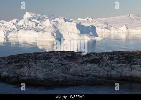 Natur und Landschaften von Grönland oder der Antarktis. Reisen auf dem Schiff unter Ices. Studium der ein Phänomen der globalen Erwärmung Ices und Eisberge. Stockfoto