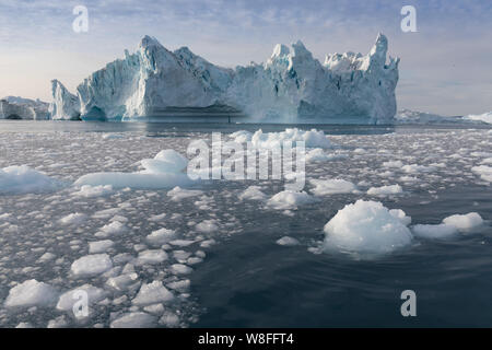 Natur und Landschaften von Grönland oder der Antarktis. Reisen auf dem Schiff unter Ices. Studium der ein Phänomen der globalen Erwärmung Ices und Eisberge. Stockfoto