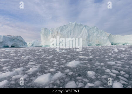 Natur und Landschaften von Grönland oder der Antarktis. Reisen auf dem Schiff unter Ices. Studium der ein Phänomen der globalen Erwärmung Ices und Eisberge. Stockfoto