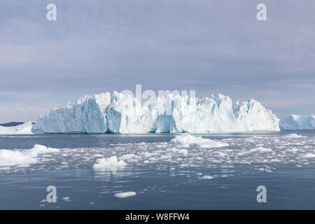 Natur und Landschaften von Grönland oder der Antarktis. Reisen auf dem Schiff unter Ices. Studium der ein Phänomen der globalen Erwärmung Ices und Eisberge. Stockfoto