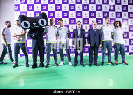 (Von rechts) Marcelo Vieira und Sergio Ramos von Real Madrid Real Madrid Präsident Florentino Perez, Jeff Zhang Jianfeng, Vizepräsident der Chinesischen e- Stockfoto