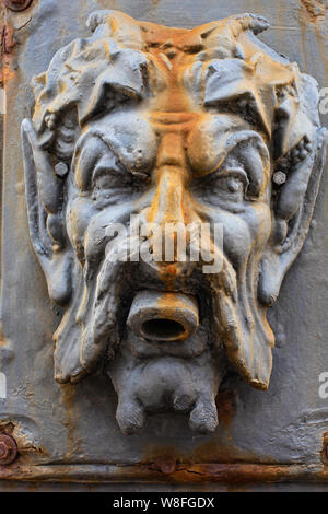Gargoyle auf der Seite der Brunnen auf dem alten Fischmarkt Square, Trapani, Sizilien Stockfoto