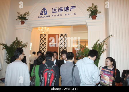 ---- Chinese Eigenheimkäufer besuchen Sie den Stand von Sino-Ocean Land Holdings Ltd. Während einer Immobilien Messe in Shanghai, China, 3. Oktober 2011. Chinas hig Stockfoto