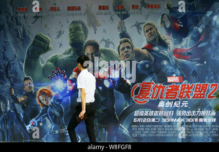 ---- Ein kinogänger an einem Poster für den Film 'Avengers: Alter von Panasonic" in einem Kino in Kunshan City, Central China Provinz Hubei, 21. Mai 20. Stockfoto