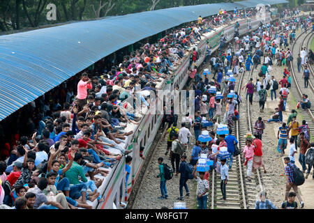 Dhaka, Bangladesch - August 09, 2019: Bangladesch Menschen versuchen, auf dem Dach eines überfüllten Zug zu steigen, als sie zurück in ihre Heimatorte vor Stockfoto