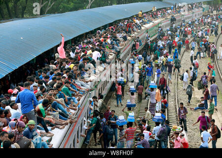 Dhaka, Bangladesch - August 09, 2019: Bangladesch Menschen versuchen, auf dem Dach eines überfüllten Zug zu steigen, als sie zurück in ihre Heimatorte vor Stockfoto