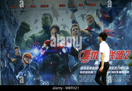 ---- Ein kinogänger an einem Poster für den Film 'Avengers: Alter von Panasonic" in einem Kino in Kunshan City, Central China Provinz Hubei, 21. Mai 20. Stockfoto