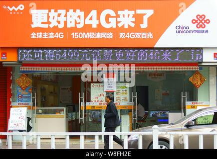 ---- Einen Fußgänger an einem Zweig von China Unicom in Kunshan City, Central China Provinz Hubei, 21. Mai 2015. China Unicom am Donnerstag (22. Stockfoto