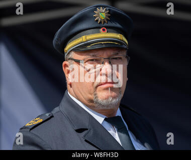 09. August 2019, Sachsen, Görlitz: Manfred Weißbach, Leiter der Polizeidirektion Görlitz, steht auf dem Görlitzer Altstadtbrücke, bei der Präsentation der Polizei Video System. Mit dem heutigen Start der Kameraüberwachung in der Altstadt von Görlitz, um grenzüberschreitende Kriminalität bekämpfen, das Pilotprojekt wird dauerhaft etabliert werden. Foto: Robert Michael/dpa-Zentralbild/dpa Stockfoto