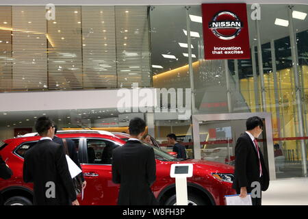 ---- Besucher Blick auf Nissan Autos auf dem Display während der 12 China (Guangzhou) Internationale Automobil Ausstellung, auch als automatische Guangzhou 20 bekannt Stockfoto