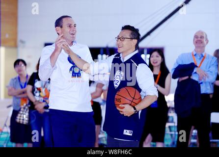 Joseph Tsai, rechts, Mitbegründer und Executive Vice Chairman der Alibaba Group, interagiert mit Pac-12 Kommissar Larry Scott auf einer Pressekonferenz zu einem Stockfoto