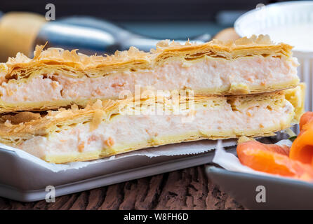 Lachs, Kuchen und frischen Käse (Blätterteig). Mit natürlichen Inhaltsstoffen. Home und rustikales Aussehen. Stockfoto