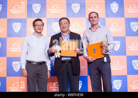 Joseph Tsai, Links, Mitbegründer und Executive Vice Chairman der Alibaba Group, und Pac-12 Kommissar Larry Scott, rechts, Pose auf einer Pressekonferenz zu Stockfoto