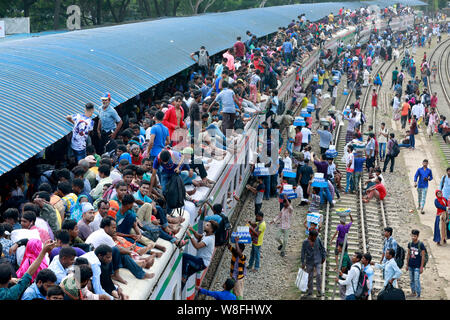 Dhaka, Bangladesch - August 09, 2019: Bangladesch Menschen versuchen, auf dem Dach eines überfüllten Zug zu steigen, als sie zurück in ihre Heimatorte vor Stockfoto