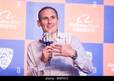 Pac-12 Kommissar Larry Scott spricht bei einer Pressekonferenz der strategischen Zusammenarbeit zwischen Alibaba Group und Pac-12 in Hangzhou zu verkünden, Stockfoto