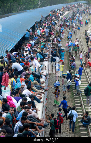 Dhaka, Bangladesch - August 09, 2019: Bangladesch Menschen versuchen, auf dem Dach eines überfüllten Zug zu steigen, als sie zurück in ihre Heimatorte vor Stockfoto