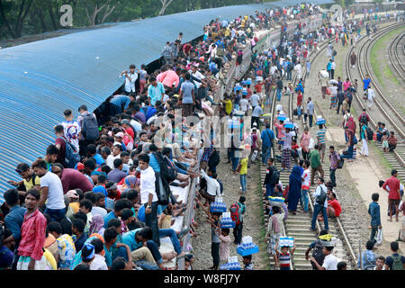 Dhaka, Bangladesch - August 09, 2019: Bangladesch Menschen versuchen, auf dem Dach eines überfüllten Zug zu steigen, als sie zurück in ihre Heimatorte vor Stockfoto