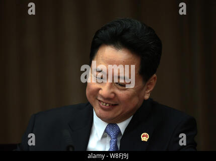 ------ Li Xiaopeng, Gouverneur der Provinz Shanxi, der Sohn des ehemaligen Premiers Li Peng, lächelt, während einer Diskussion im Plenum der zweiten Tagung des 1. Stockfoto