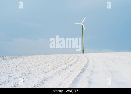 Elektrische Anlage auf einem Verschneiten Hügel - ein Konzept für Erneuerbare Energien Stockfoto