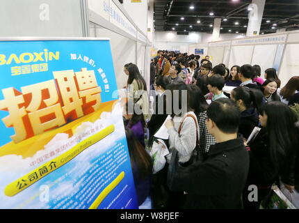 ---- Chinese Arbeitssuchende Menge Stände für Anstellungen an einem Job Messe in Hangzhou City,'s East China Zhejiang provinz, 29. November 2014. C Stockfoto