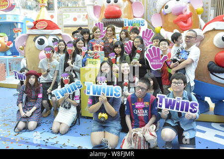 Gillian Chung, Mitte links, und Charlene Choi, Mitte rechts, von Hong Kong Pop Duo Twins pose mit Fans während der Eröffnungsfeier der Mr. Potato Head Stockfoto