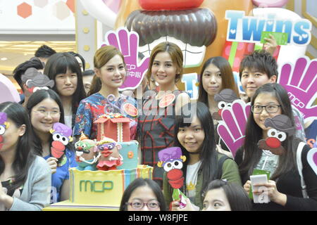 Gillian Chung, Mitte links, und Charlene Choi, Mitte rechts, von Hong Kong Pop Duo Twins pose mit Fans während der Eröffnungsfeier der Mr. Potato Head Stockfoto