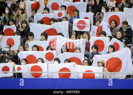 Die japanischen Fans halten das nationale Flaggen ihre Unterstützung für Satoko Miyahara von Japan während der Damen Kür der ISU Welt Eiskunstlauf zu zeigen Stockfoto