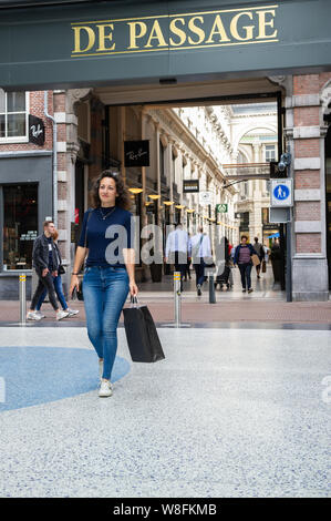 Den Haag. Passage. Een jonge Vrouw aan het Winkelen. Foto: Gerrit De Heus. Die Niederlande. Den Haag. Eine junge Frau einkaufen bei De Passage. Foto: Ge Stockfoto