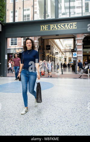 Den Haag. Passage. Een jonge Vrouw aan het Winkelen. Foto: Gerrit De Heus. Die Niederlande. Den Haag. Eine junge Frau einkaufen bei De Passage. Foto: Ge Stockfoto