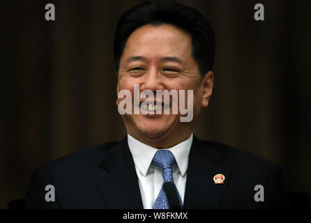 ------ Li Xiaopeng, Gouverneur der Provinz Shanxi, der Sohn des ehemaligen Premiers Li Peng, lächelt, während einer Diskussion im Plenum der zweiten Tagung des 1. Stockfoto